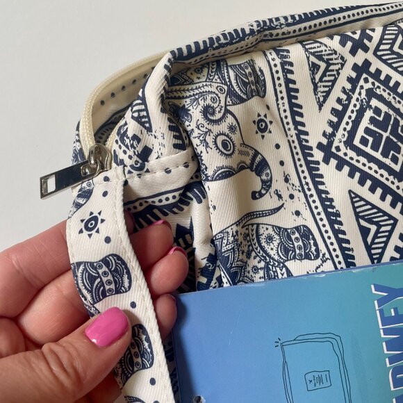 Travel Toiletry Hanging Bag with Mesh - Picture 3 of 10